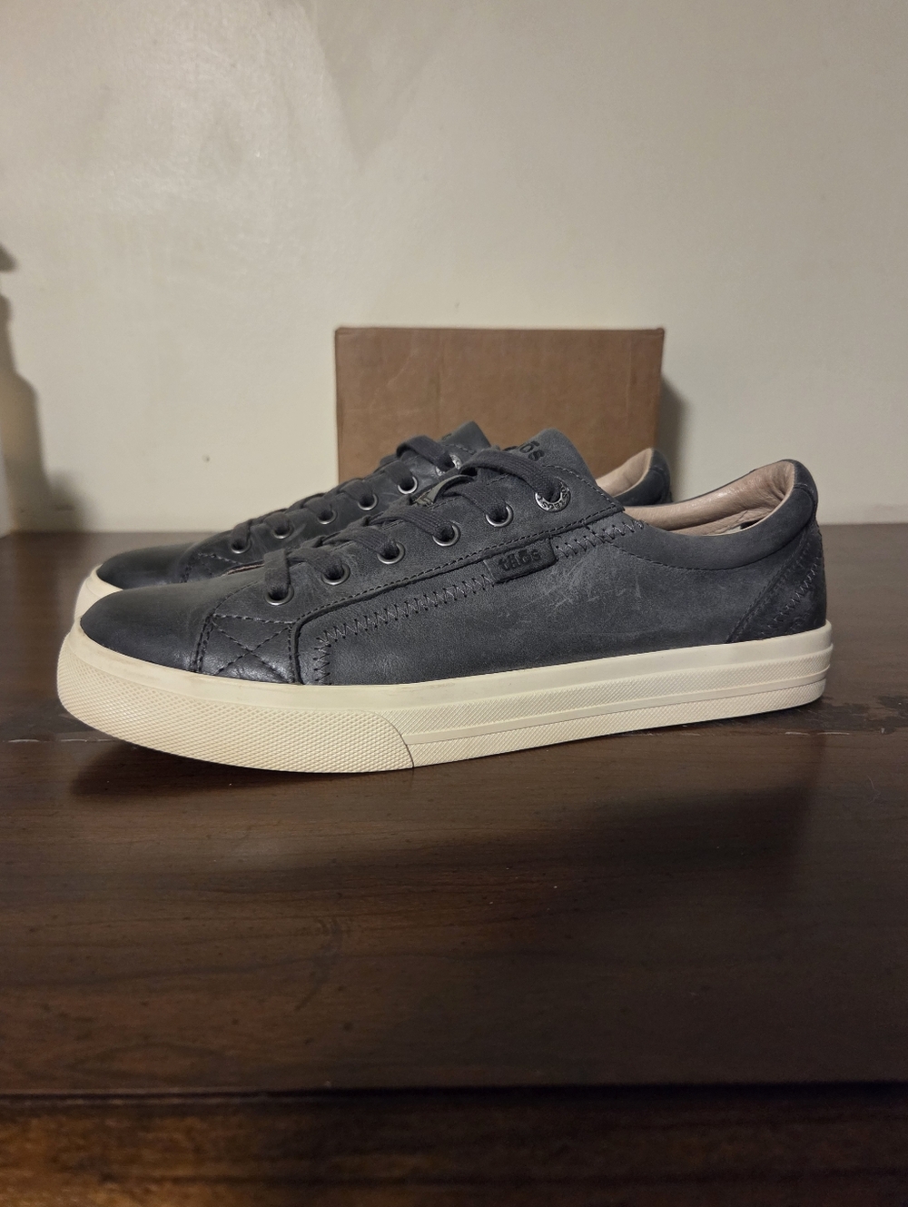 Taos Plim Soul Lux Leather Sneaker Gray Womens Sz. 10.5 EUC